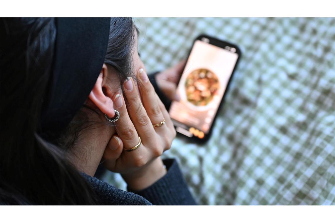 Eine Sorge vieler Menschen ist, welchen Inhalten Kinder in sozialen Medien ausgesetzt sind, und wie sich die stundenlange Nutzung auf sie auswirkt. (Symbolbild)