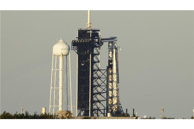 Eine SpaceX Falcon 9-Rakete mit einer vierköpfigen Besatzung an Bord des „Crew Dragon“-Raumschiffs steht nach dem Abbruch des Starts zur Internationalen Raumstation (ISS) auf der Rampe 39A des Kennedy Space Centers.