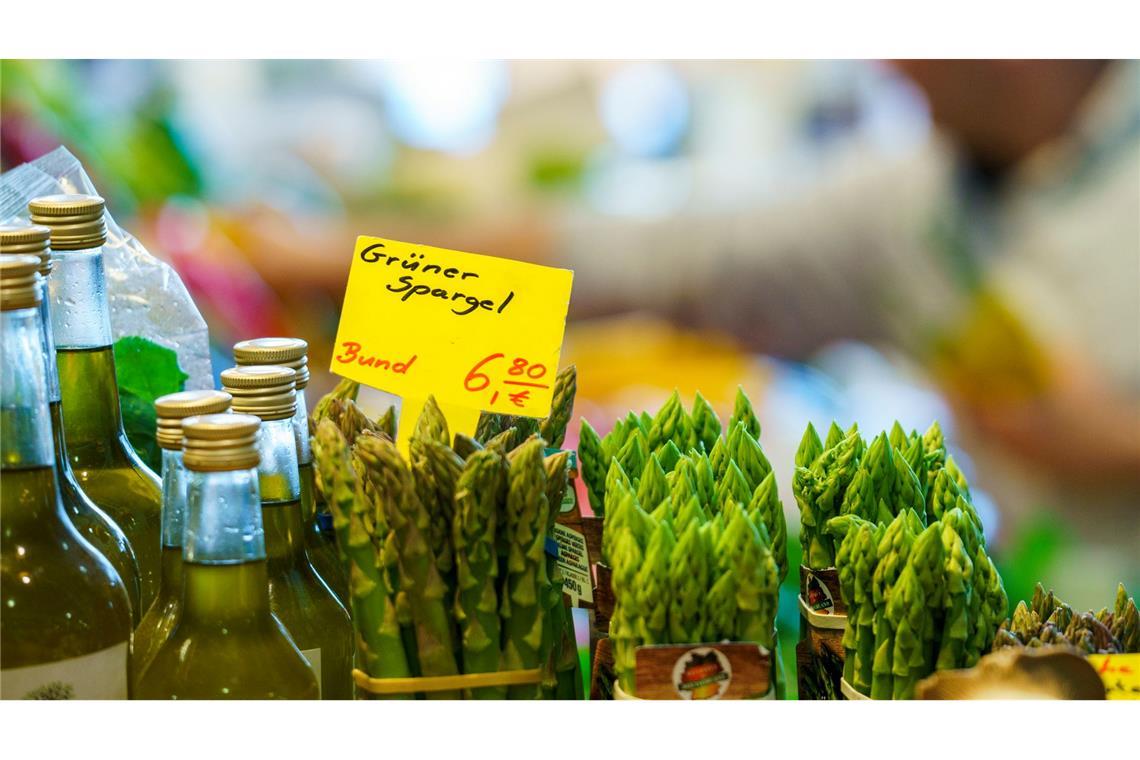 Das bleiche Gemüse ist wieder da - Spargel-Mythen und Fakten Eine Spargelstaude bleibt nur sieben bis zehn Jahre ergiebig - das trägt zum hohen Preis bei.