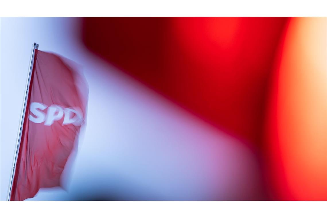 Bilder des Tages Eine SPD-Flagge weht hinter einer roten Ampel. Die Partei diskutiert über ihren Kanzlerkandidaten für die kommende Bundestagswahl.