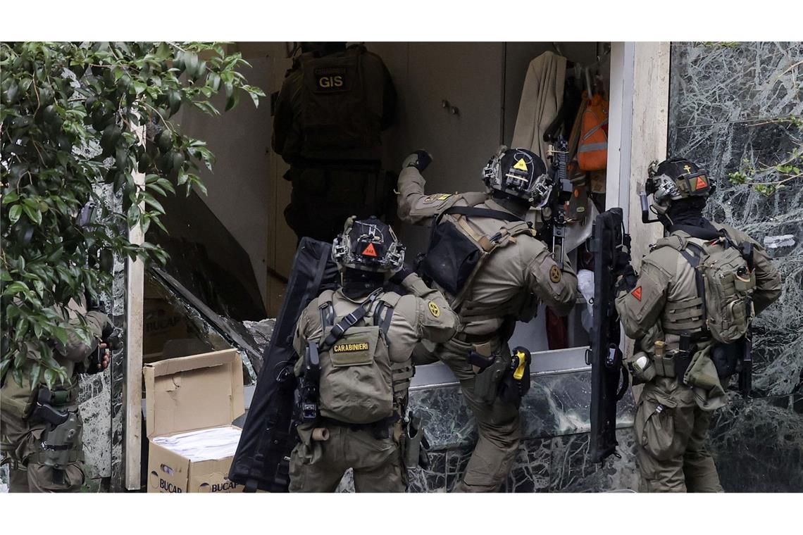 Eine Spezialeinheit der Carabinieri stürmt während eines Überfalls eine Bank in Neapel.