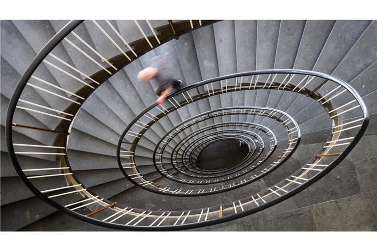Eine Spirale, bei der nichts heraus- und man selbst nie irgendwo ankommt: Das kann aus dem Gedankenkreisen werden. Doch es gibt Tipps und Hilfe.