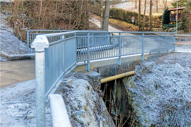 Eine spürbare Verbreiterung war durch die Sanierung nicht möglich, aber die Brücke ist nun instand gesetzt. Foto: Stefan Bossow