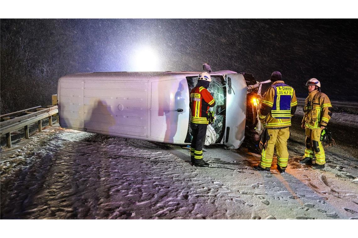 Eine Spur der Autobahn 45 war nach einem schweren Verkehrsunfall nahe Lüdenscheid in Nordrhein-Westfalen vorübergehend gesperrt worden.