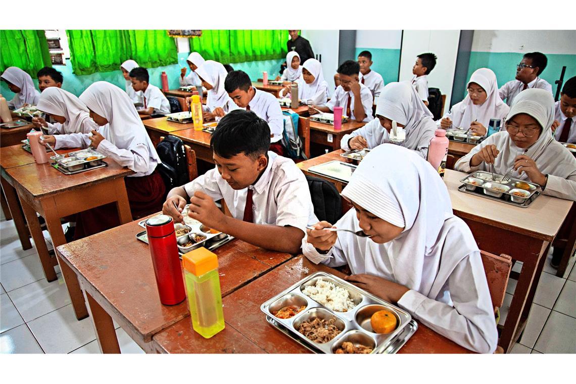 Indonesien setzt auf Schulspeisungen Eine staatliche Grundschule in Jakarta beim Mittagessen: Auf dem Speisezettel stehen unter anderem Milch, Gemüse, Obst, Reis und Eier.