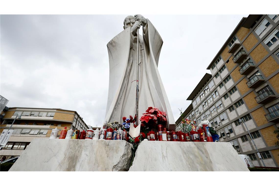 Bangen um Franziskus – Papst mit Lungenentzündung Eine Statue vor dem Krankenhaus erinnert an Papst Johannes Paul II.