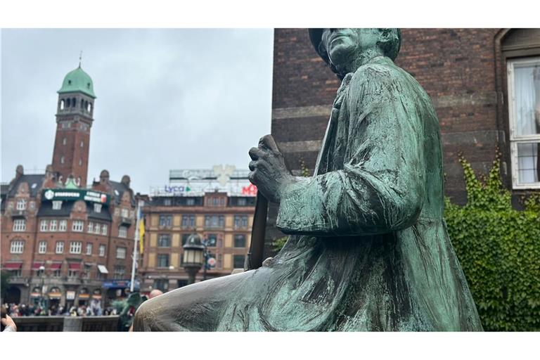 Eine Statue zu Ehren des dänischen Nationaldichters H.C. Andersen steht vor dem Rathaus von Kopenhagen.