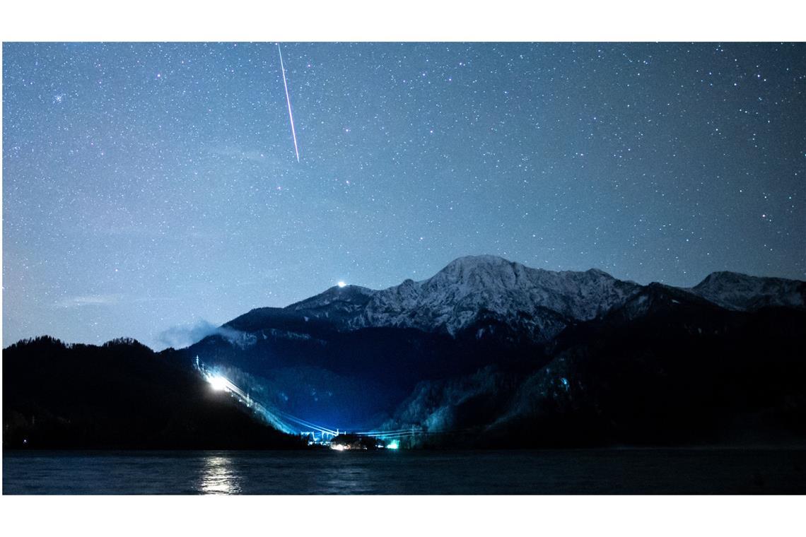 Das sind die Highlights am Winterhimmel Eine Sternschnuppe ist während des Geminiden-Meteorstroms über der Staatsstraße 2062 zu sehen.