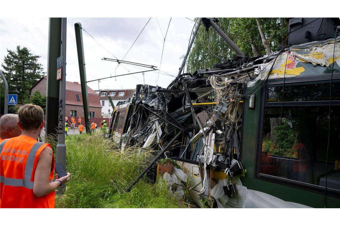 Eine Straßenbahn in Neu Hohenschönhausen ist entgleist. Bei dem Unfall gab es viele Verletzte.