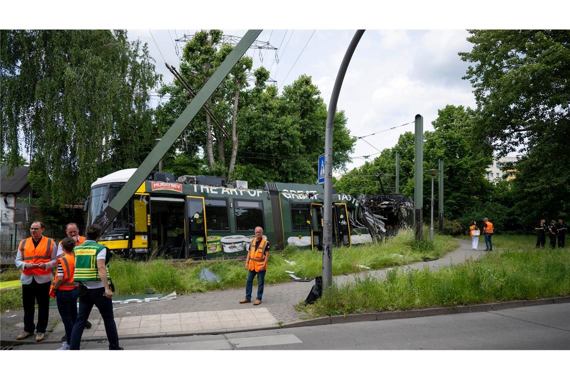 Eine Straßenbahn in Neu Hohenschönhausen ist entgleist. Bei dem Unfall gab es viele Verletzte.
