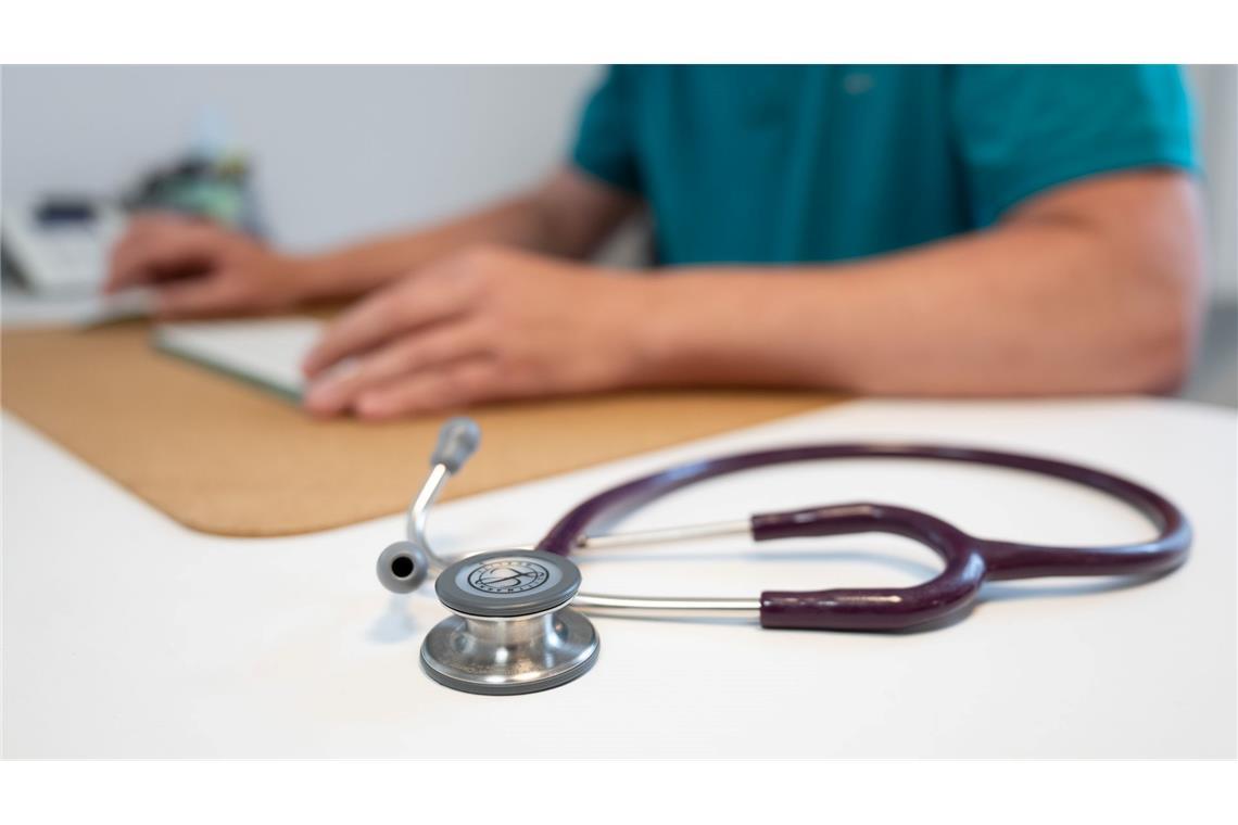 Studie: Weniger Vertrauen in Ärzte, die KI verwenden Eine Studie der Uni Würzburg zeigt, dass Ärzte, die in ihrer Arbeit Künstliche Intelligenz verwenden, von Patienten schlechter eingeschätzt werden. (Symbolbild)