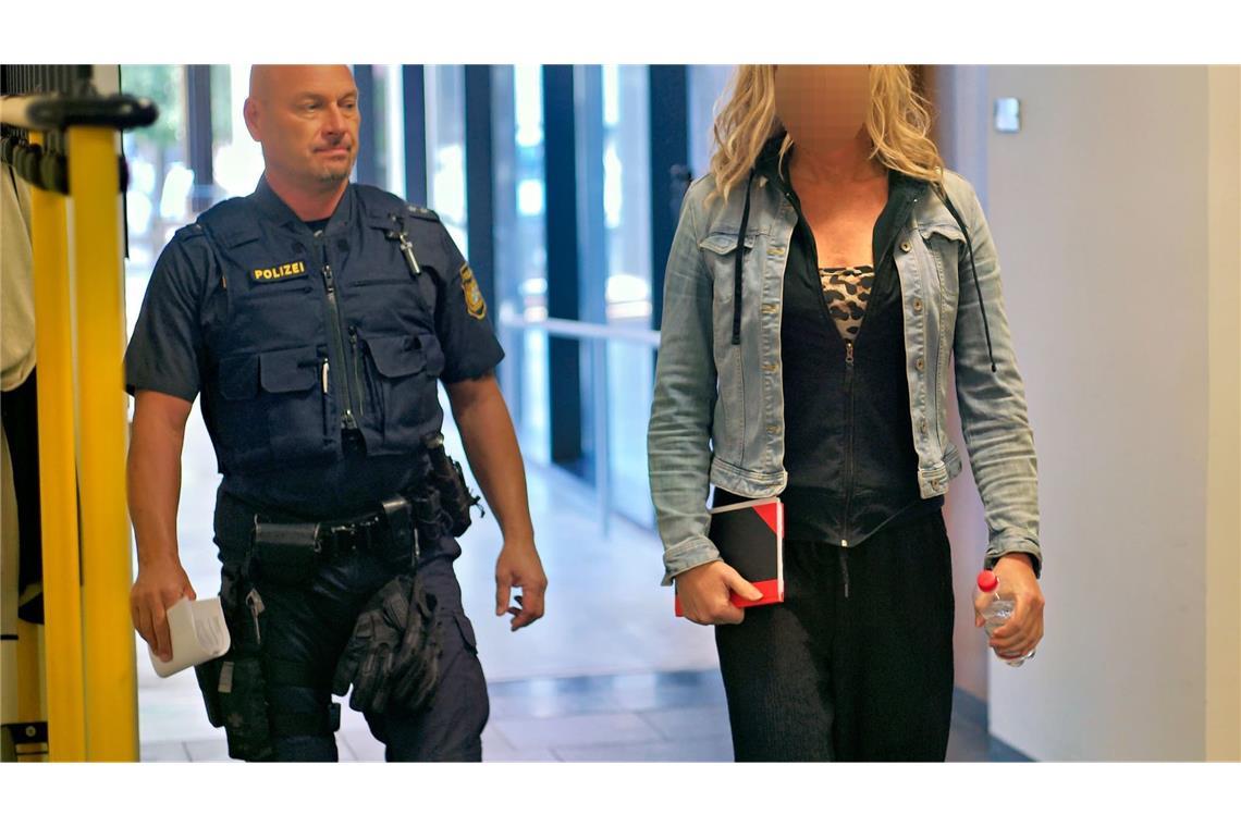 Eine suspendierte Polizistin (r), angeklagt wegen des Vorwurfs der Vergewaltigung einer 14-Jährigen, des Besitzes von Kinderpornografie und der Herstellung von Tierpornografie, wird in das Amtsgericht gebracht. (zu dpa: «Polizistin wegen Vergewaltigung verurteilt»)