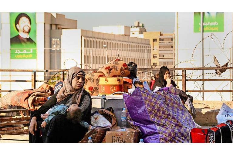 Eine syrische Mutter mit ihrem Kind wartet an einem Sammelpunkt in Beirut auf die Rückreise nach Syrien.