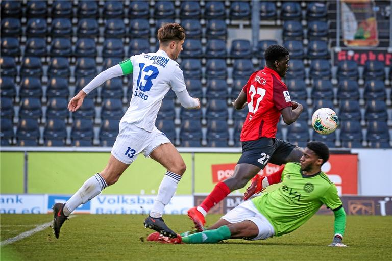 Eine Szene, die das Spiel entscheiden hätte können: Andrew Owusu ist unterwegs zum 2:0 und wird von Torwart Leonnel Mballa Mvogo zu Fall gebracht. Den Elfmeter gab es trotzdem nicht und am Ende musste sich die SG gegen den Vorletzten Alzenau mit einem kümmerlichen Punkt begnügen. Foto: A. Becher