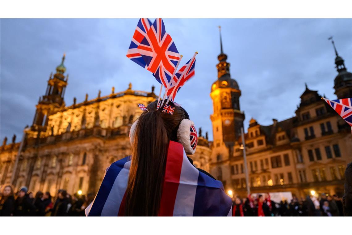 Bilder des Tages Eine Teilnehmerin des Challenger-Wettbewerbs im Synchroneiskunstlaufen aus Großbritannien steht am Abend in der Dresdner Altstadt.