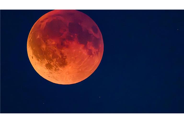 Eine totale Mondfinsternis ist als sogenannter Blutmond am Abendhimmel über Brandenburg zu sehen.