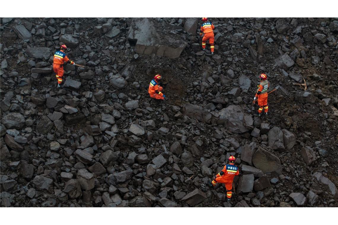 28 Menschen nach Erdrutsch in China vermisst Eine tote Person hatten die Helfer bereits geborgen.