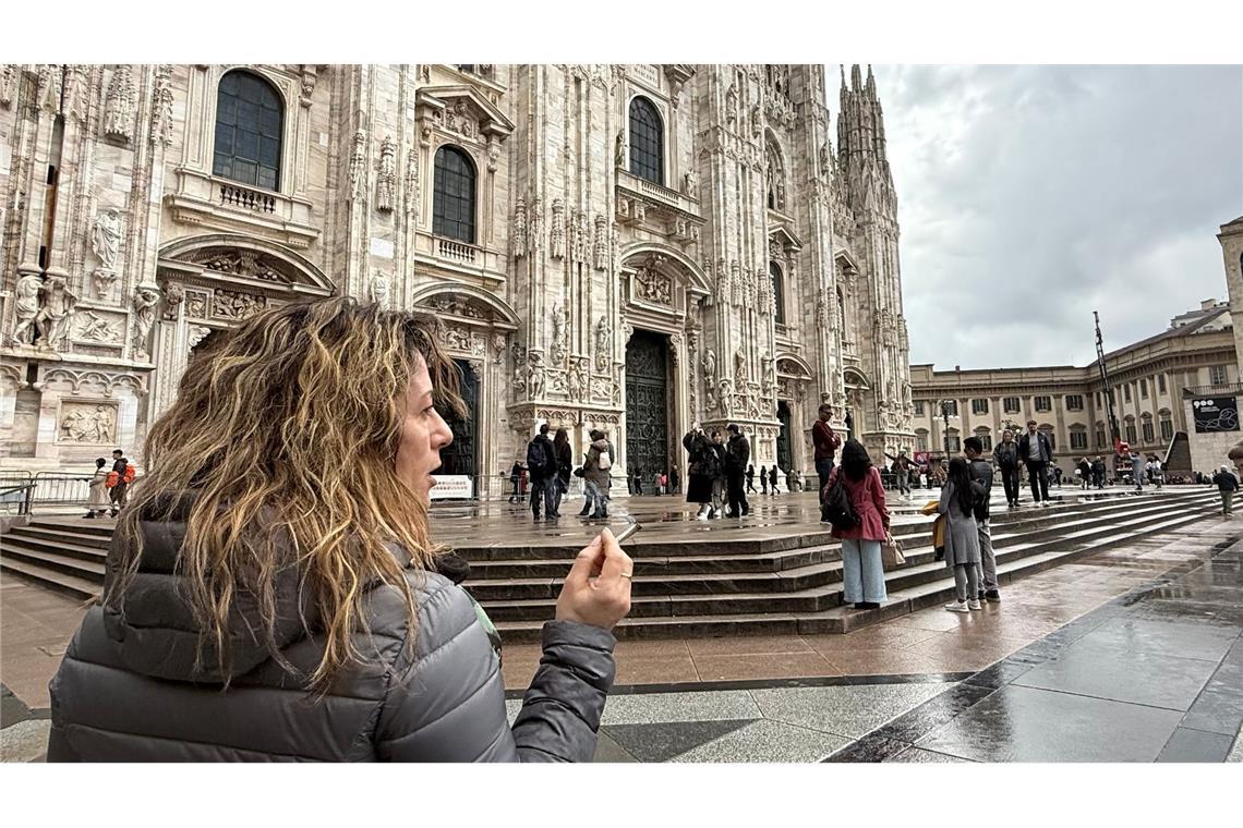 Mailand hadert mit seinem Draußen-Rauchverbot Eine Touristin mit Zigarette in der Hand vor dem Dom in Mailand.