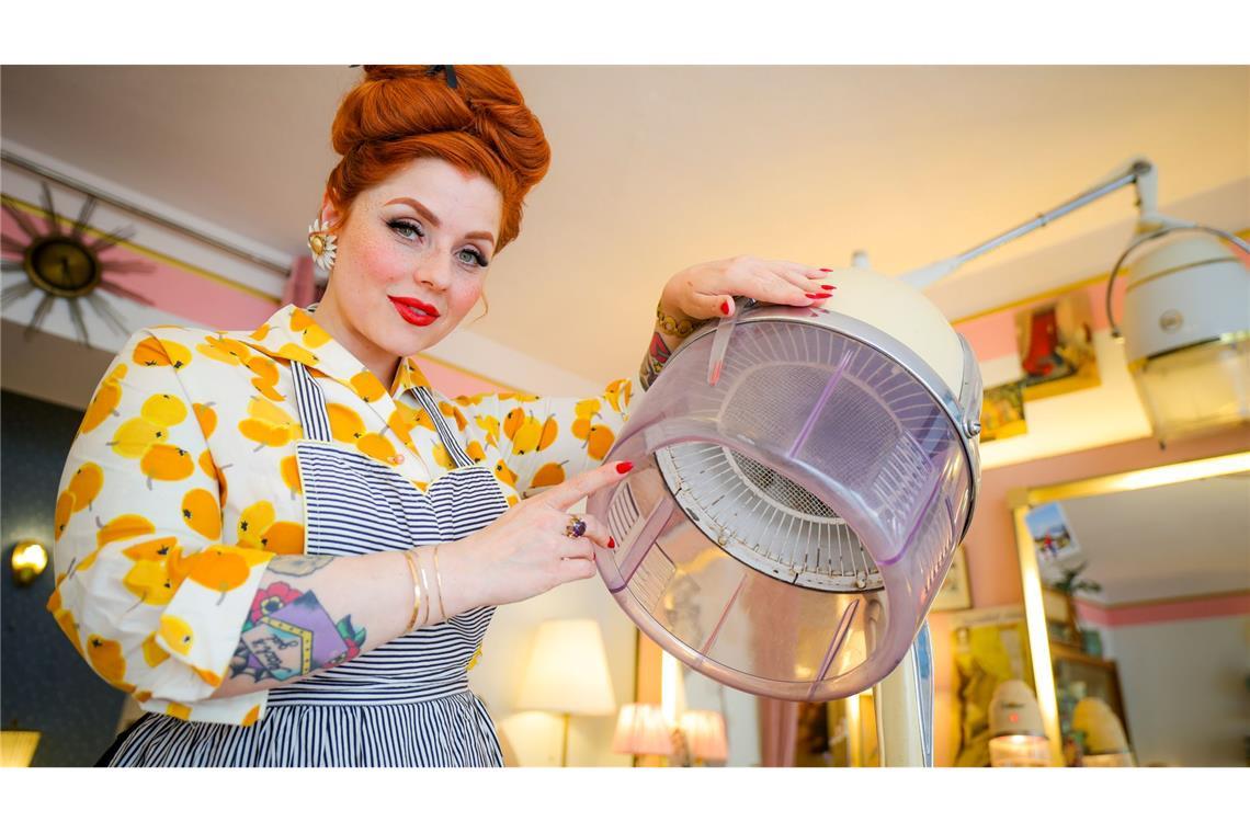 60er-Leben mit Röhrenfernseher und Wählscheibentelefon Eine Trockenhaube aus alten Zeiten gehört zum Salon.