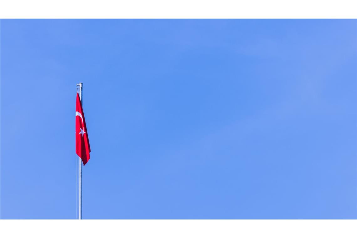 Eine türkische Flagge weht an einem Fahnenmast. (Symbolbild).