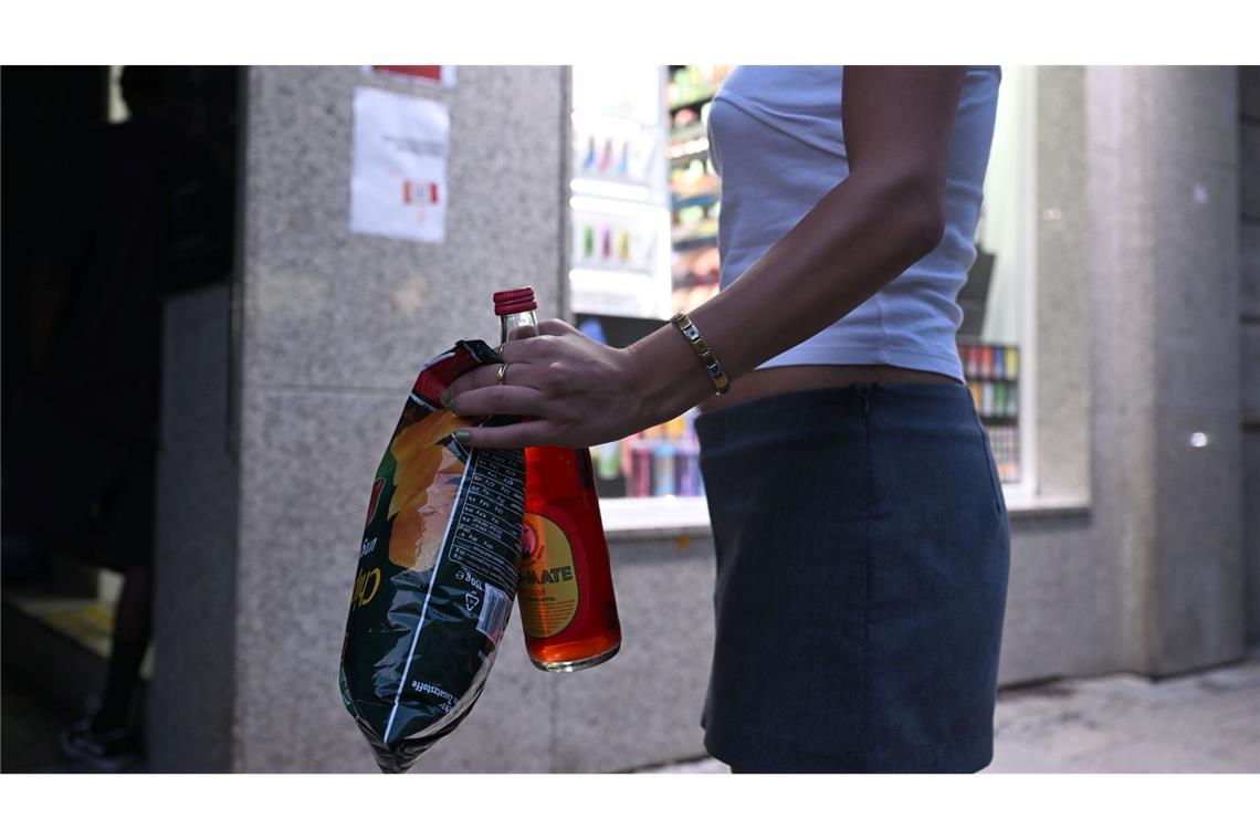 Eine Tüte Chips - die kann man an Kiosken im Münchner Univiertel nur noch bis 20.00 Uhr kaufen, auch wenn diese länger geöffnet haben.