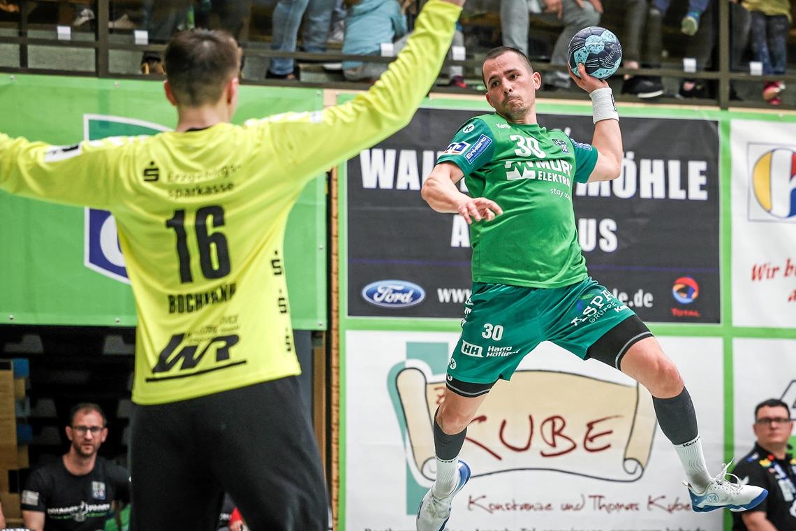 Philipp Maurer vom HC Oppenweiler/Backnang: „Wir hatten uns schon etwas mehr erhofft“ Eine typische Aktion von Philipp Maurer: Der Rechtsaußen zieht in die Mitte und versucht, den Torwart zu überwinden. Nachdem der 32-Jährige die vergangenen zwei Spiele krankheitsbedingt verpasst hatte, will er zum Abschluss in Ferndorf wieder dabei sein. Foto: Alexander Becher