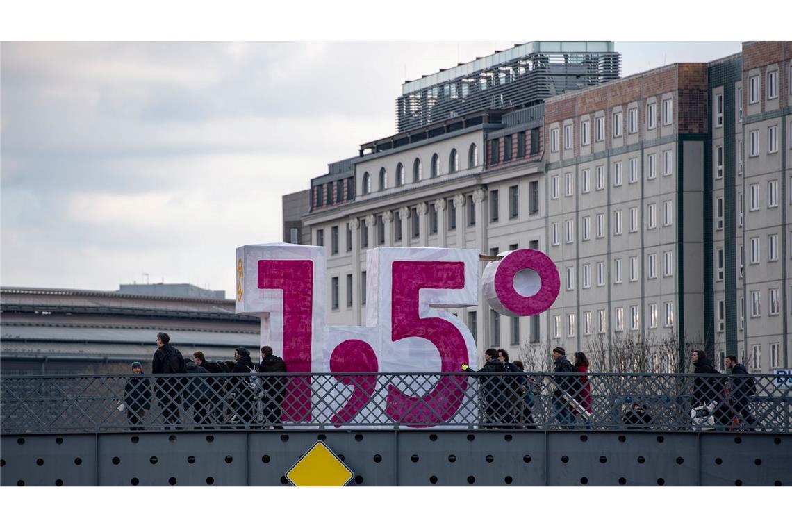 1,5 Grad sind übertroffen - ist das 1,5-Grad-Ziel verfehlt? Eine übergroße Zahl haben Anhänger und Mitglieder der Umweltschutzbewegung Extinction Rebellion auf der Marschallbrücke in Berlin aufgestellt. (Archivbild)