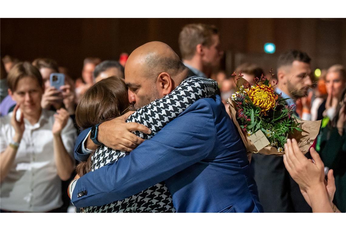 Bilder des Tages Eine Umarmung nach dem Abschied.