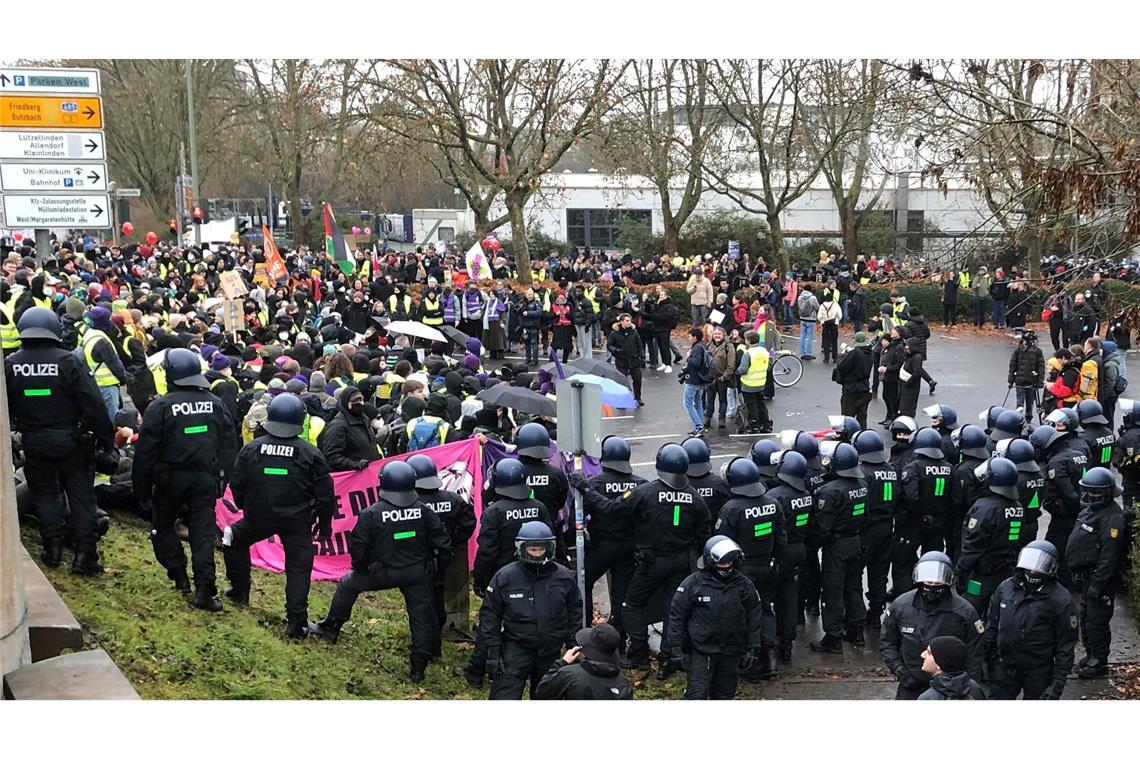 Eine unangemeldete Demonstration an der Konrad-Adenauer-Brücke in Gießen.