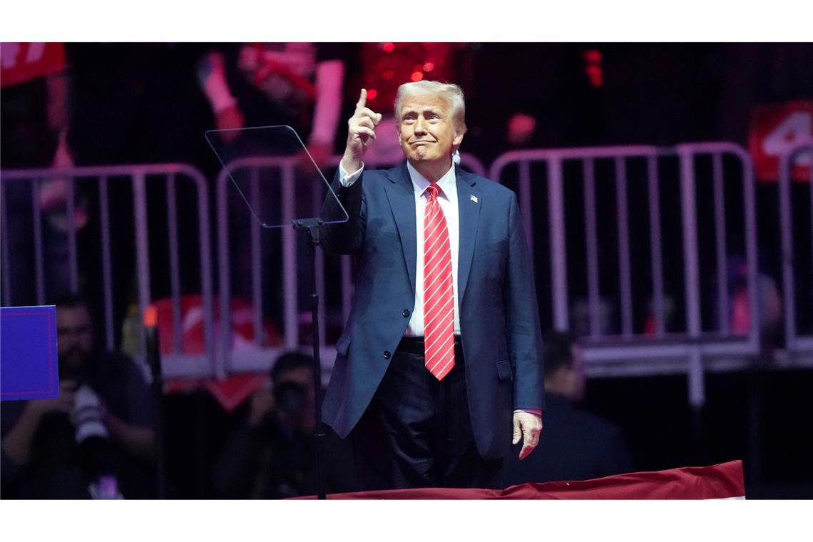 "Fast wie Gott" - Trump lässt sich vor Vereidigung feiern Eine Unterstützerin sagte, Trump sei "fast wie Gott".