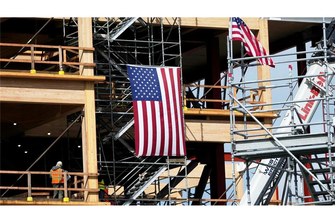 Bilder des Tages Eine US-Flagge auf einer Baustelle in San Bruno in den USA.