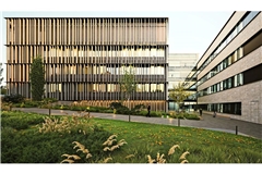 Eine Visualisierung des geplanten Neubaus mit Verwaltungsgebäude (links, an der Pragstraße), Atrium und Laborgebäude (rechts).