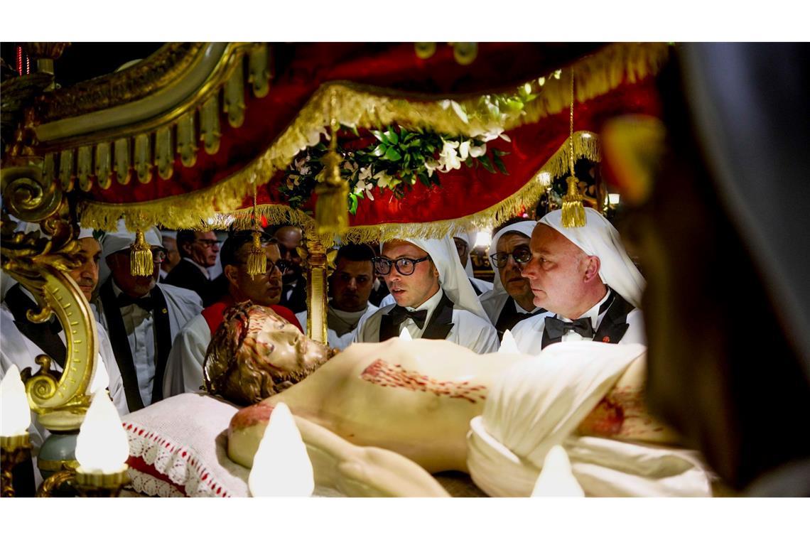 Eine vom Kreuz abgenommene Statue des toten Christus wird bei den Karfreitagsriten durch die Straßen getragen.