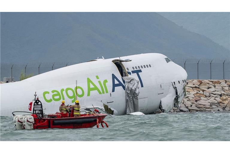 Eine von der türkischen Airline ACT als Frachtmaschine genutzte Boeing 747 kam nachts von der Landebahn ab und schlitterte über die Piste hinaus ins Meer.