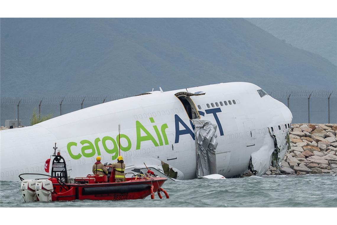 Eine von der türkischen Airline ACT als Frachtmaschine genutzte Boeing 747 kam nachts von der Landebahn ab und schlitterte über die Piste hinaus ins Meer.