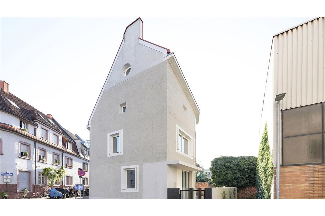 Vom einstigen Lost Place zum preiswürdigen Wohnhaus Eine von vier Belobigungen des Gestaltungspreises ging an das „Haus 4080“ in Karlsruhe, das auf einem schmuddeligen Restgrundstück entstand.