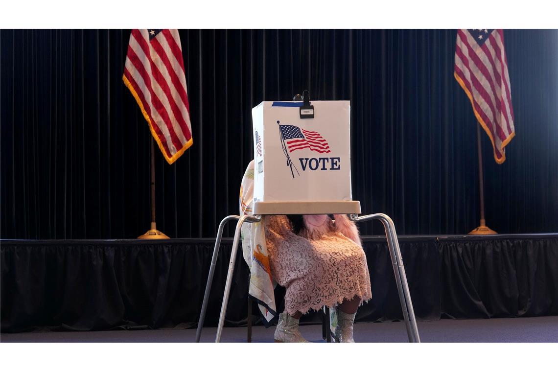 Bilder des Tages Eine Wählerin gibt ihre Stimme ab in einem Wahllokal in der Ronald Reagan Presidential Library am Wahltag Kalifornien.