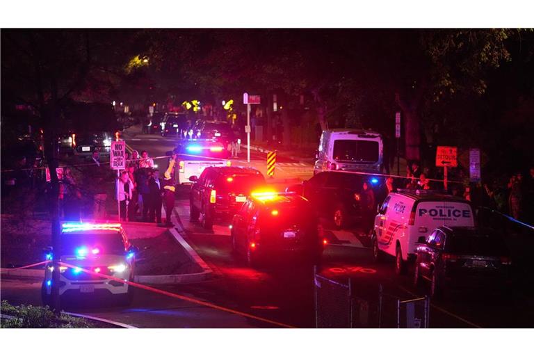 Eine Wagenkolonne verlässt das Washington Hilton nach einem Zwischenfall während des White House Correspondents Dinner.
