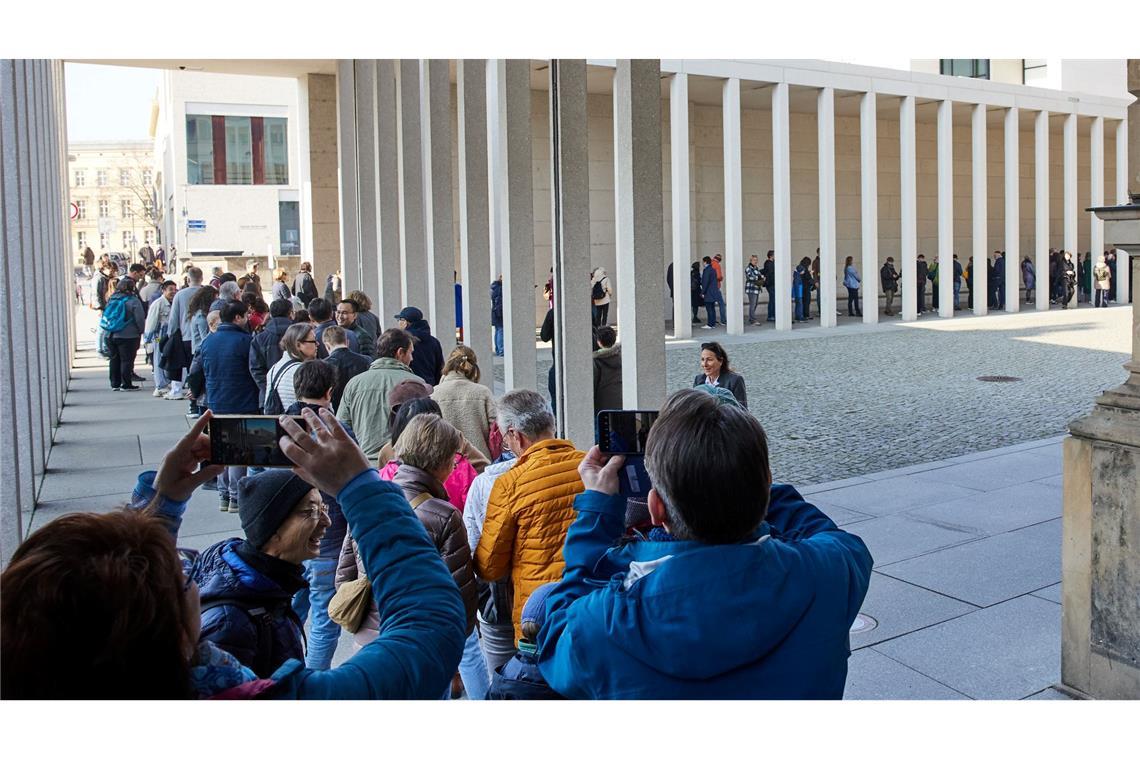 Nur drei Tage offen: Tausende besuchen Pergamonmuseum Eine Warteschlange bildete sich vor dem Eingang des Pergamonmuseums.