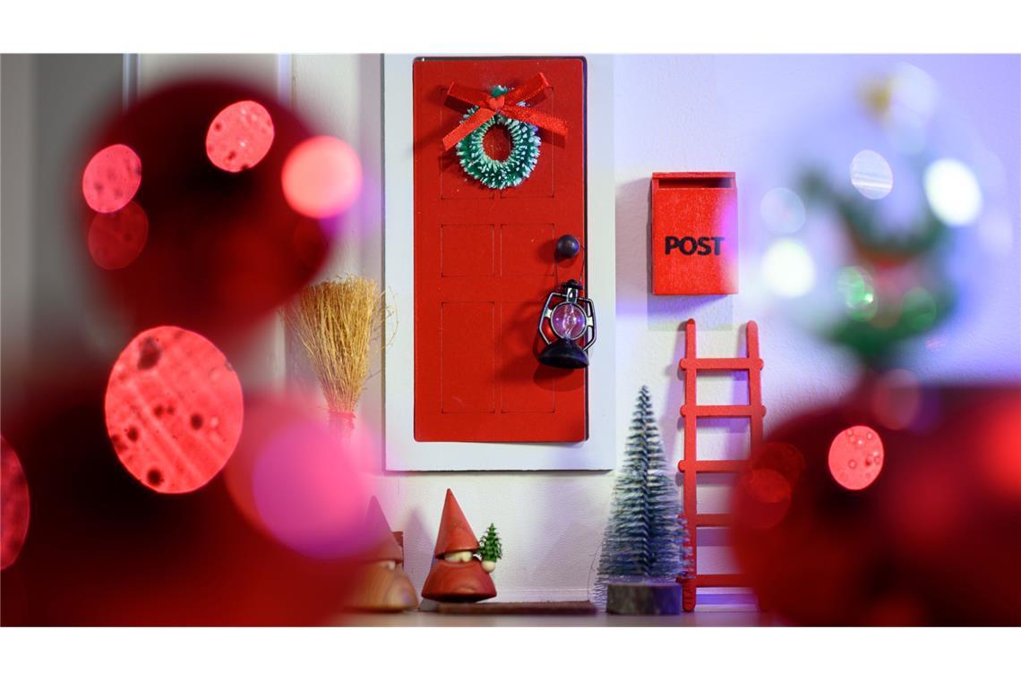 Knuffige Wichteltür ist der Weihnachtstrend 2024 Eine Wichteltür mit eigenem Postkasten ist in einer Wohnung zu sehen. Der trendige Weihnachtszauber ist in den letzten Jahren immer beliebter geworden. Mit kleinen Briefen und viel Schabernack sorgen die Wichtel bei Kindern für viel Freude in der Vorweihnachtszeit.