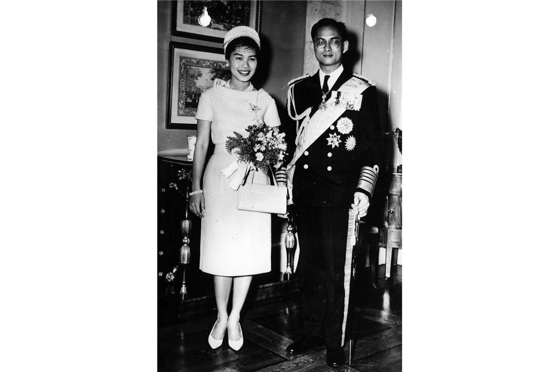 Thailand trauert um ehemalige Königin Eine Woche vor Bhumibols offizieller Krönung heiratet das Paar 1950.