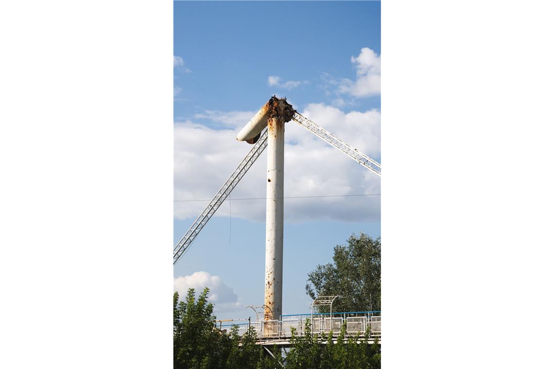 Zwei Wochen Luftalarm Eine zerstörte Brücke in Isjum.