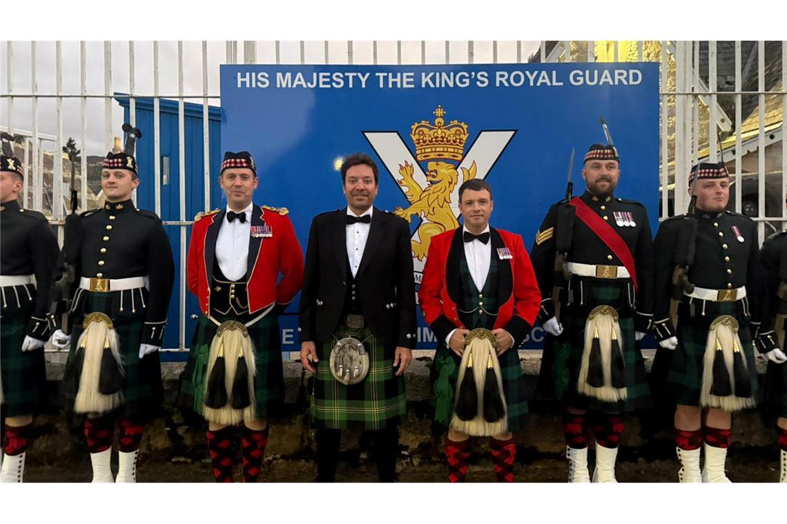 Jimmy Fallon feiert im Kilt mit Soldaten in Schottland Eine zufällige Begegnung bescherte Jimmy Fallon einen traditionell schottischen Abend.