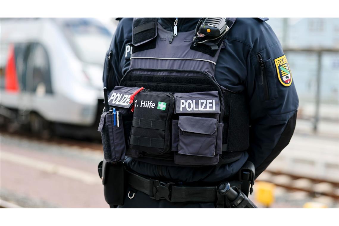 Eine Zugbegleiterin ist von einem Fahrgast angegriffen und im Gesicht verletzt worden. (Archivbild)