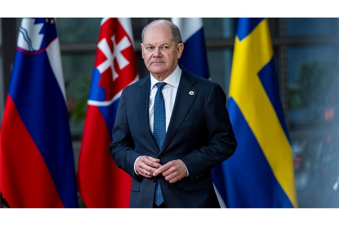 Einig über Aufrüstung - und ein Abweichler bei Ukraine-Hilfe Einem französischen Vorstoß für einen nuklearen Schutzschirm erteilt Scholz eine Abfuhr.