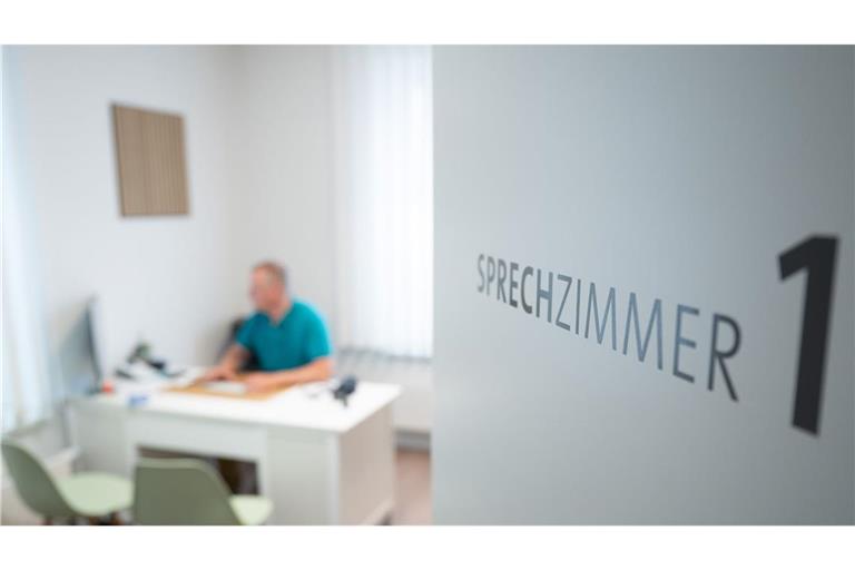 Einen Hausarzt zu finden, ist in vielen Teilen Baden-Württembergs alles andere als einfach (Symbolbild).