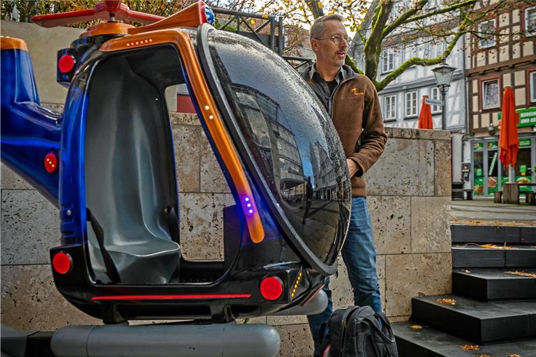 Einen Rucksack voll mit Werkzeug hat Andreas Bastiansen immer dabei, um die Unterhaltungsgeräte zu reparieren oder zu warten. Beim Hubschrauber in der Backnanger Innenstadt kontrolliert er als erstes den Münzeinwurf. Fotos: Alexander Becher