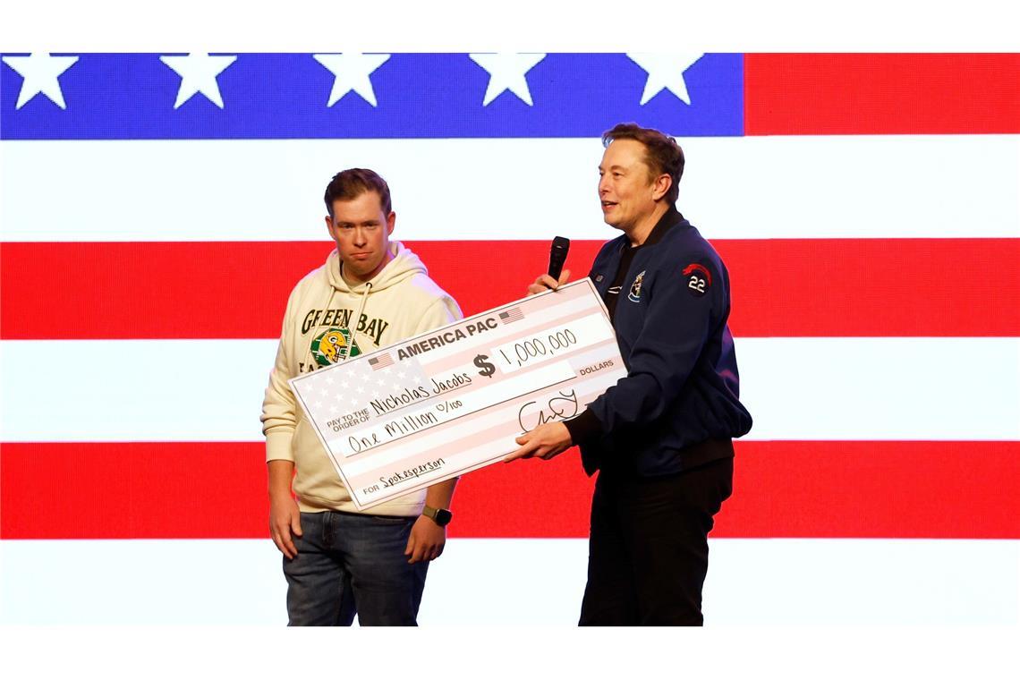 Musk verteilt vor Richterwahl in Wisconsin Millionen-Schecks Einen Scheck über eine Million US-Dollar - den überreichte Trump-Berater Elon Musk vor der Wahl eines Richters für den Obersten Gerichtshof von Wisconsin.