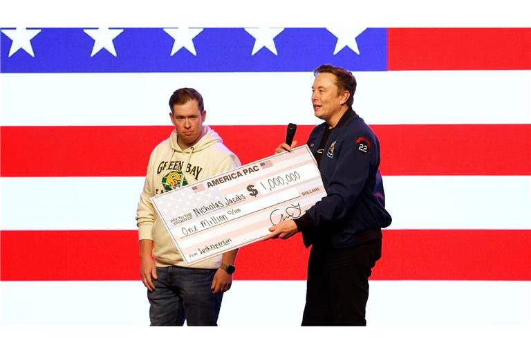 Einen Scheck über eine Million US-Dollar - den überreichte Trump-Berater Elon Musk vor der Wahl eines Richters für den Obersten Gerichtshof von Wisconsin.