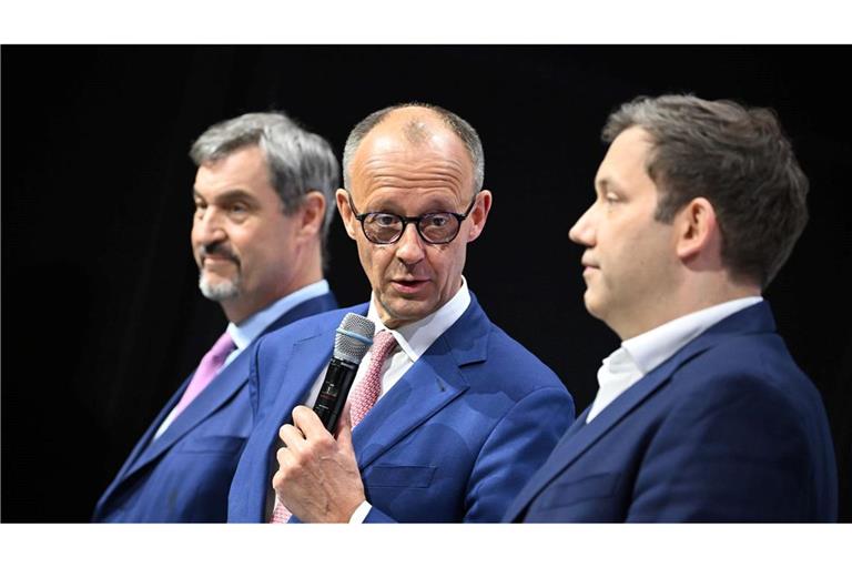 Einen Tag vor der geplanten Wahl von CDU-Chef Friedrich Merz zum Kanzler unterzeichnen die Vorsitzenden von CDU, CSU und SPD den Koalitionsvertrag. Merz gibt den Bürgern ein Versprechen.